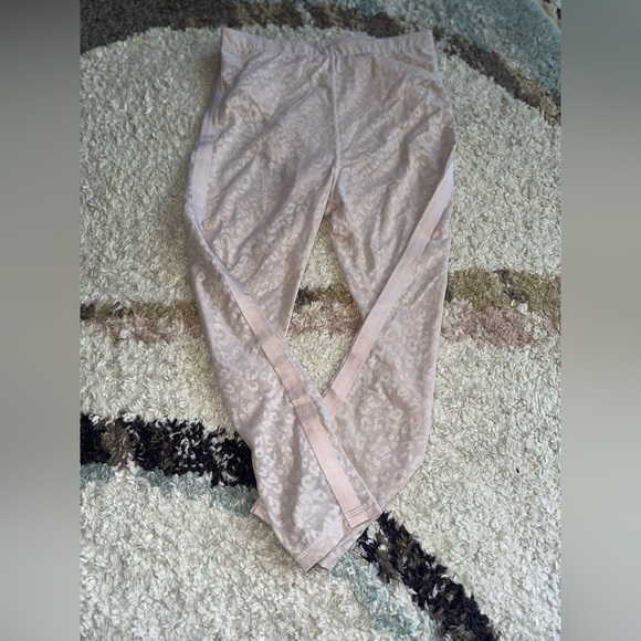 Victoria’s Secret 7/8 High Rise Performance Tight Cheetah Print NWT - Picture 5 of 16